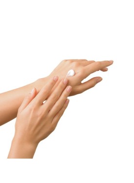 Appliquer sa crème mains sèches.