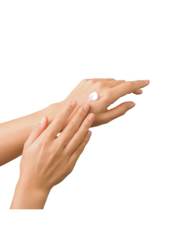 Appliquer sa crème mains sèches.