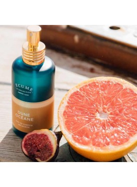 eau de parfum figue et pamplemousse sur fond de sable chaud.