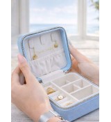 Boîte à bijoux en velours bleu ciel.