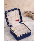 Boîte pour rangement de bijoux très compacte. Velours bleu marine