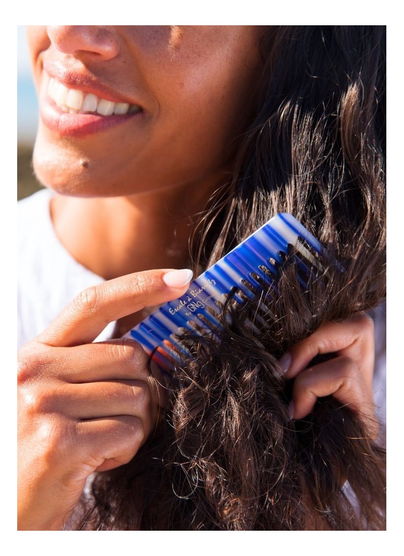 Soin pour les cheveux, pointes sèches. Applications faciles sans alourdir le cheveux.