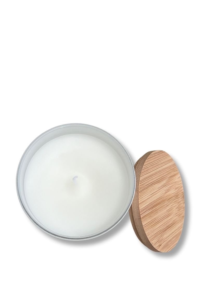 Cire parfumée et mèche en coton. Capot en bois.