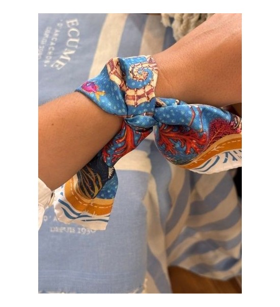 Au poignet, comme un bracelet en soie raffiné.