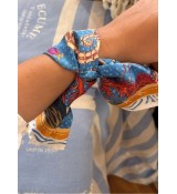 Au poignet, comme un bracelet en soie raffiné.