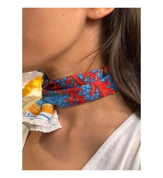 Autour du cou pour apporter une touche chic et colorée à votre tenue.