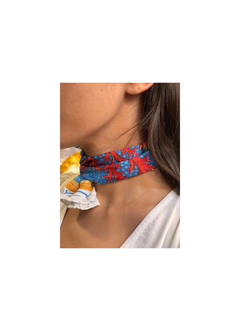 Autour du cou pour apporter une touche chic et colorée à votre tenue.
