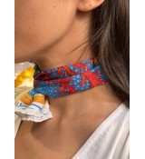 Autour du cou pour apporter une touche chic et colorée à votre tenue.