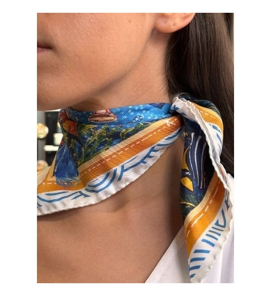 Autour du cou pour apporter une touche chic et colorée à votre tenue.