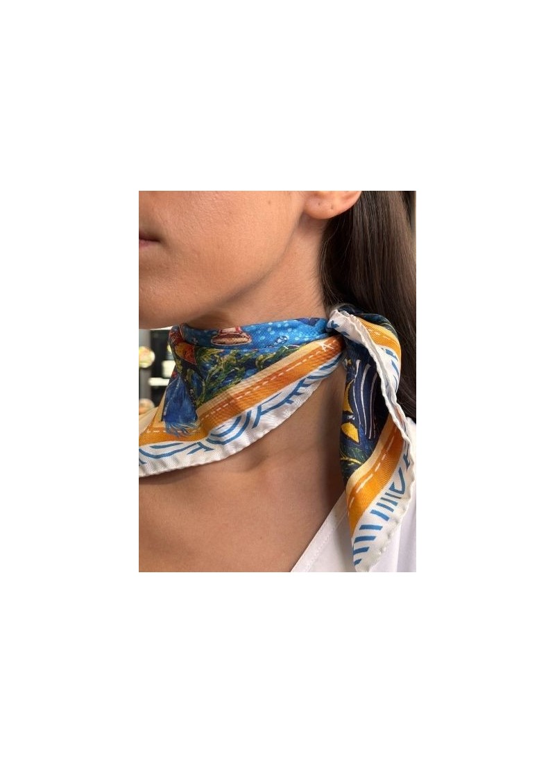 Autour du cou pour apporter une touche chic et colorée à votre tenue.