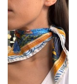 Autour du cou pour apporter une touche chic et colorée à votre tenue.