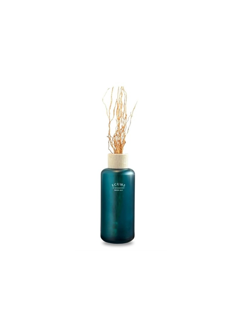 Diffuseur en verre avec ses brindilles de vétiver.
