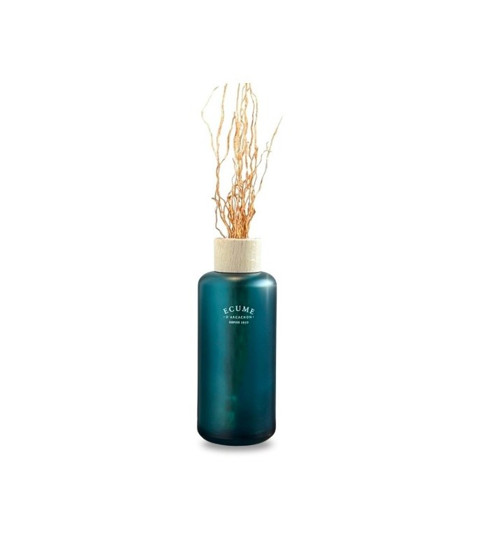 Diffuseur en verre avec ses brindilles de vétiver.