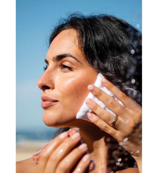 Cleansing face wipe