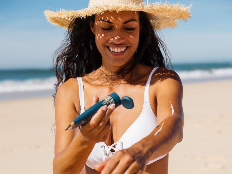 application du nectar de plage avant le soleil